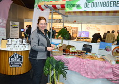 Annelieke van Geffen van Stichting de Duinboeren. Alle boeren die aangesloten zijn komen uit de omgeving van de Loonse Drunense Duinen. Op de beurs natuurlijk alleen de Bio producenten.